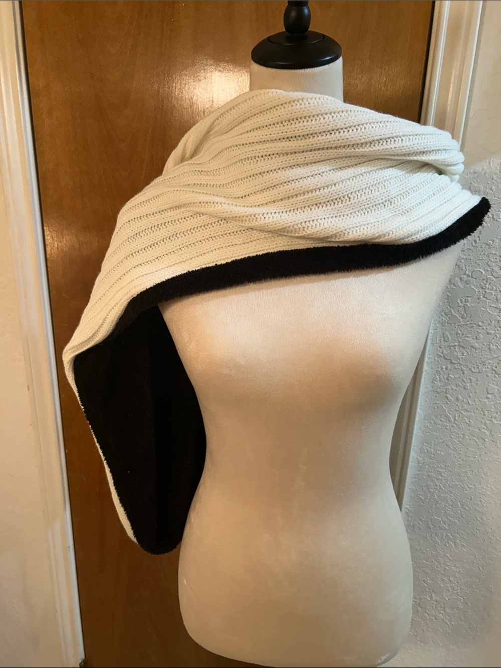 DKNY Ribbed Scarf - White and black. Never used.